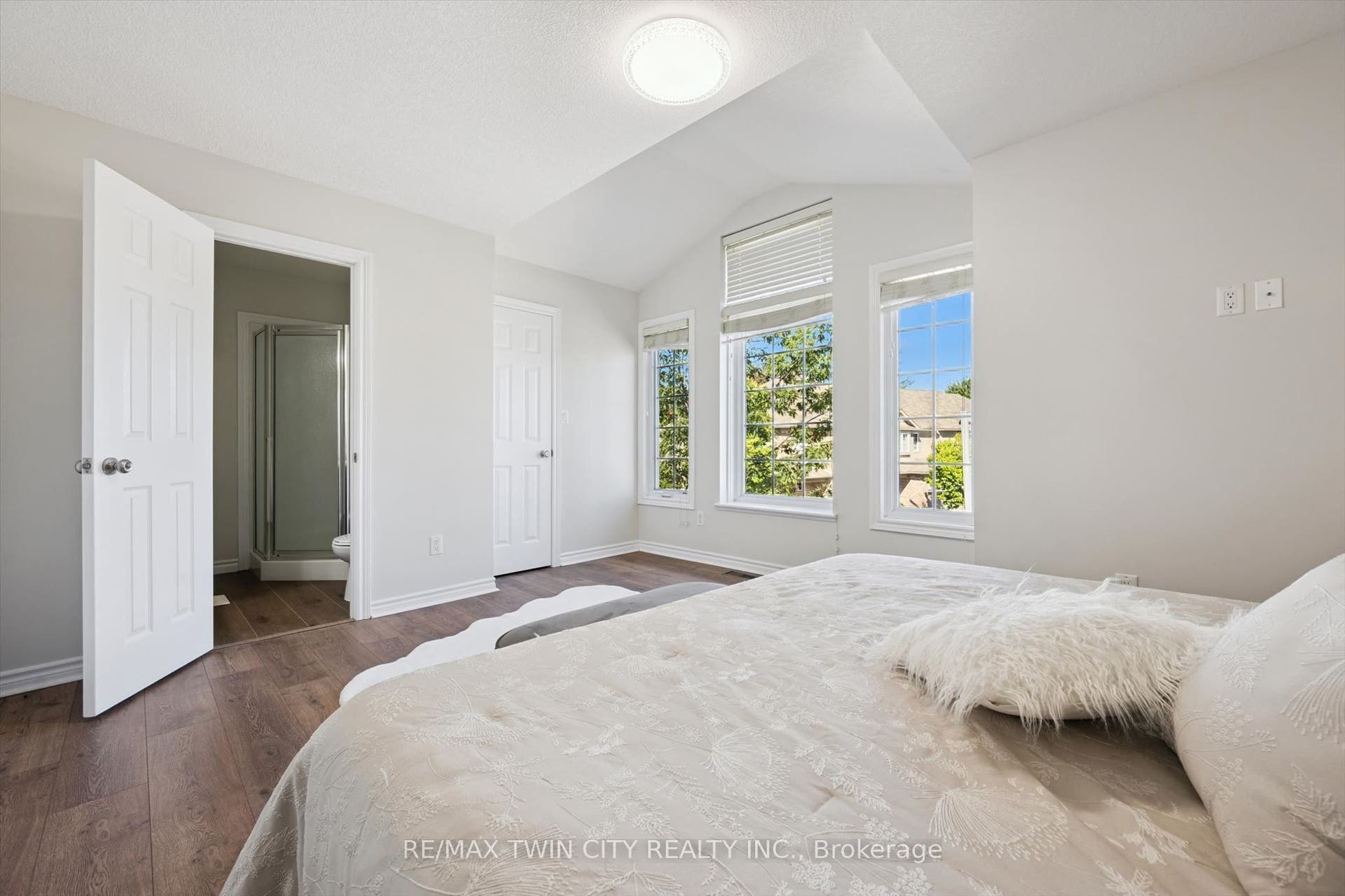 555 Chablis Drive, #24, Waterloo, Waterloo ON N2T 2Y1 555 Chablis Drive, #24, Waterloo, Waterloo ON N2T 2Y1