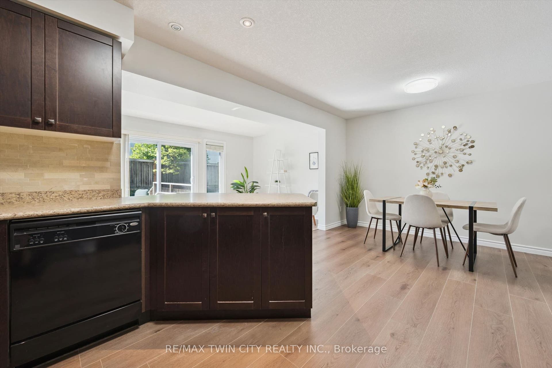 555 Chablis Drive, #24, Waterloo, Waterloo ON N2T 2Y1 555 Chablis Drive, #24, Waterloo, Waterloo ON N2T 2Y1
