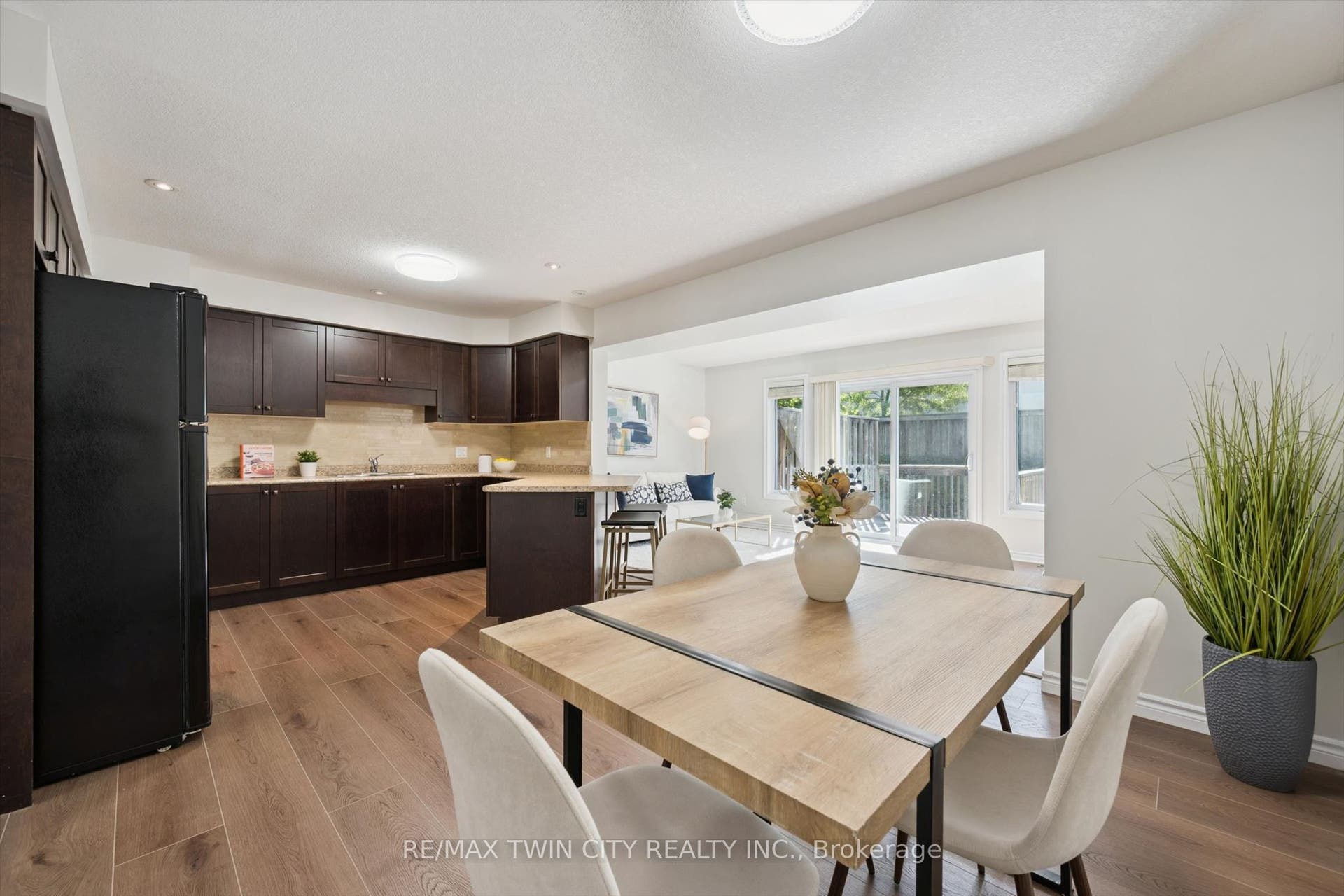 555 Chablis Drive, #24, Waterloo, Waterloo ON N2T 2Y1 555 Chablis Drive, #24, Waterloo, Waterloo ON N2T 2Y1