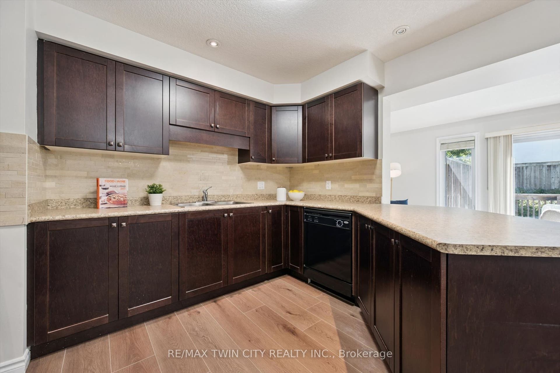 555 Chablis Drive, #24, Waterloo, Waterloo ON N2T 2Y1 555 Chablis Drive, #24, Waterloo, Waterloo ON N2T 2Y1