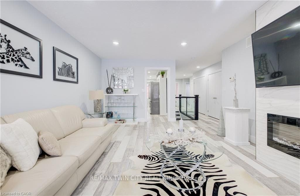 10 ISHERWOOD Avenue, #18, Cambridge, Waterloo ON N1R 8L5 10 ISHERWOOD Avenue, #18, Cambridge, Waterloo ON N1R 8L5