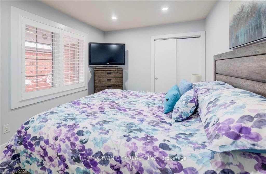 10 ISHERWOOD Avenue, #18, Cambridge, Waterloo ON N1R 8L5 10 ISHERWOOD Avenue, #18, Cambridge, Waterloo ON N1R 8L5