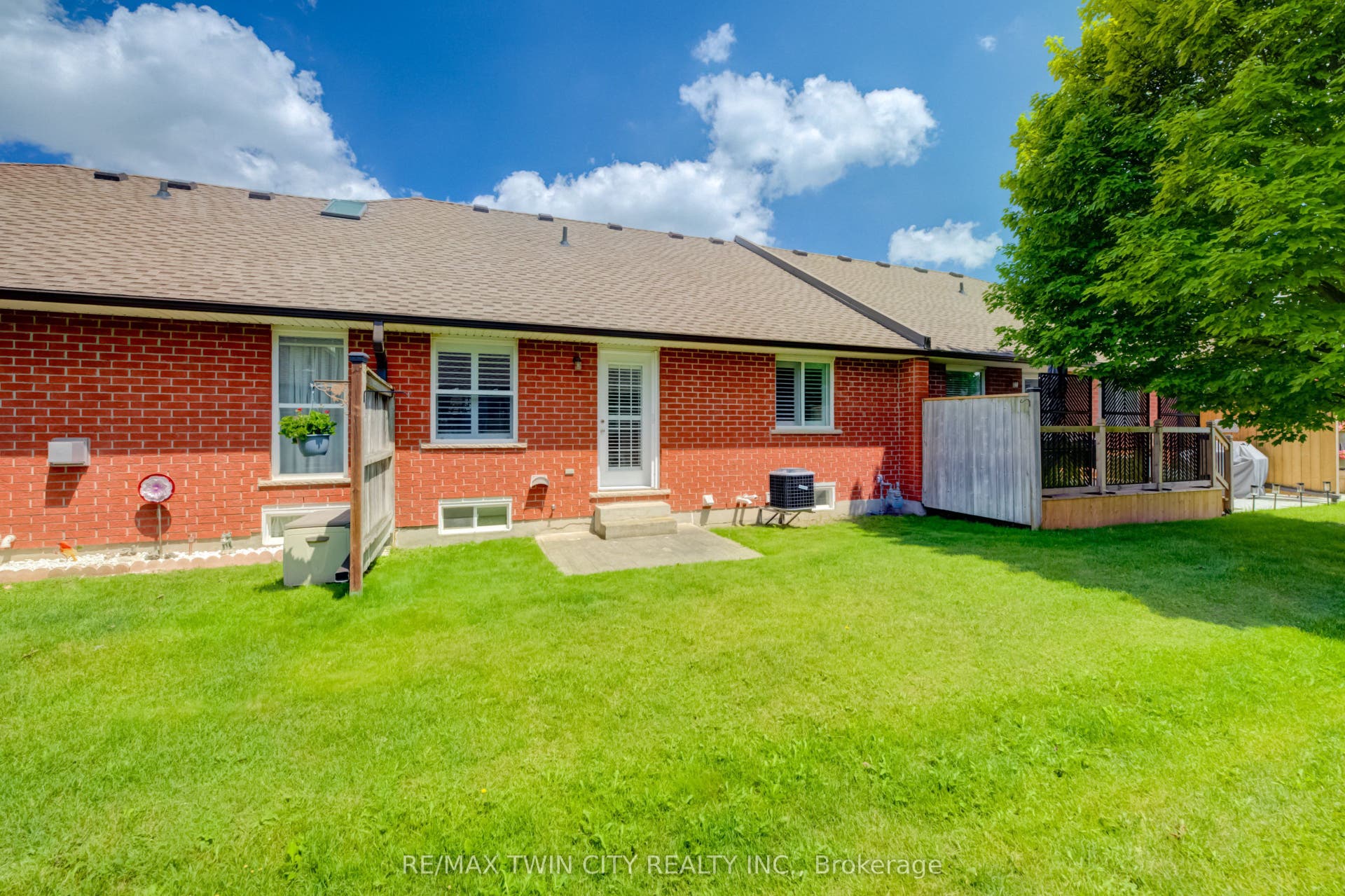 10 ISHERWOOD Avenue, #18, Cambridge, Waterloo ON N1R 8L5 10 ISHERWOOD Avenue, #18, Cambridge, Waterloo ON N1R 8L5