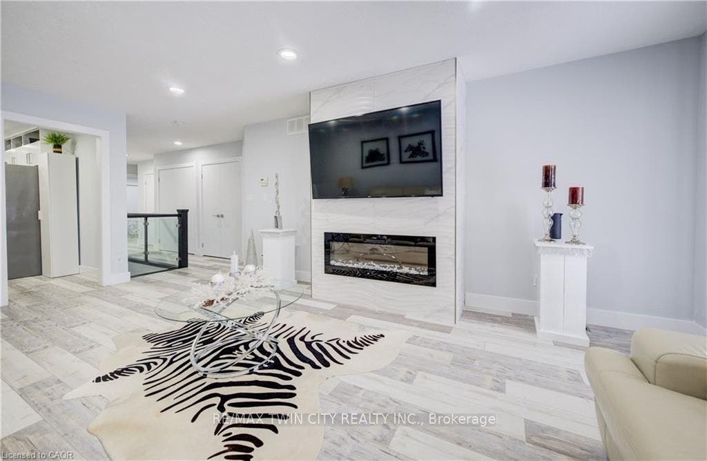 10 ISHERWOOD Avenue, #18, Cambridge, Waterloo ON N1R 8L5 10 ISHERWOOD Avenue, #18, Cambridge, Waterloo ON N1R 8L5