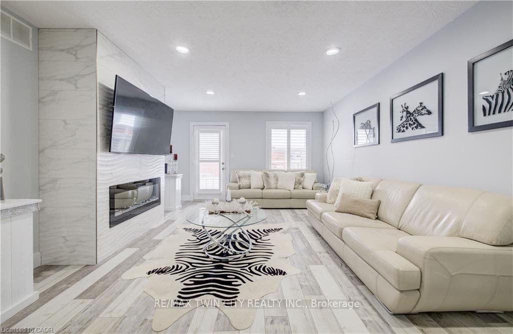 10 ISHERWOOD Avenue, #18, Cambridge, Waterloo ON N1R 8L5 10 ISHERWOOD Avenue, #18, Cambridge, Waterloo ON N1R 8L5