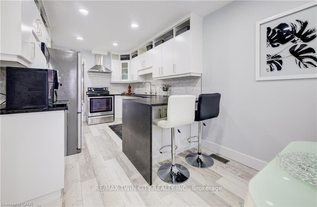 10 ISHERWOOD Avenue, #18, Cambridge, Waterloo ON N1R 8L5 10 ISHERWOOD Avenue, #18, Cambridge, Waterloo ON N1R 8L5