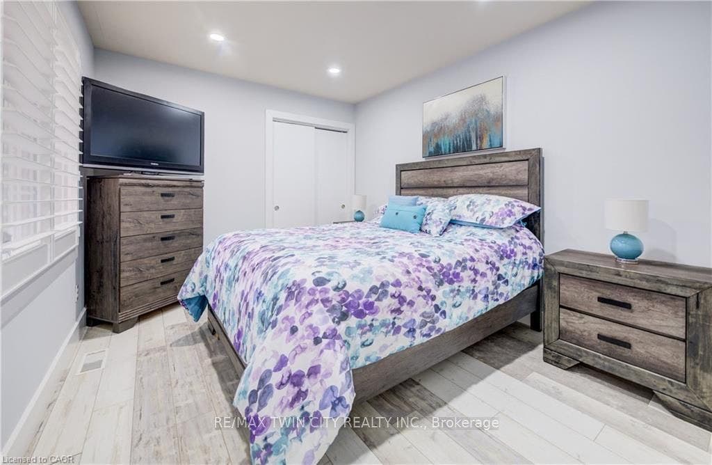 10 ISHERWOOD Avenue, #18, Cambridge, Waterloo ON N1R 8L5 10 ISHERWOOD Avenue, #18, Cambridge, Waterloo ON N1R 8L5