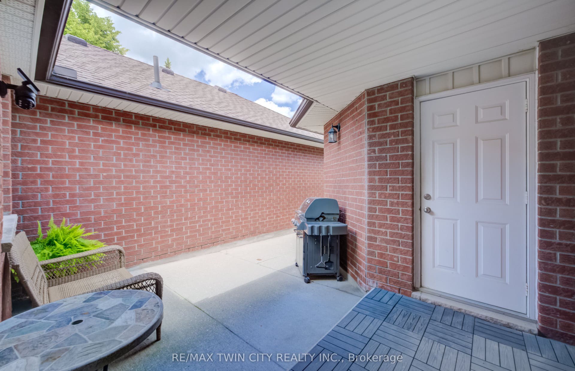 10 ISHERWOOD Avenue, #18, Cambridge, Waterloo ON N1R 8L5 10 ISHERWOOD Avenue, #18, Cambridge, Waterloo ON N1R 8L5