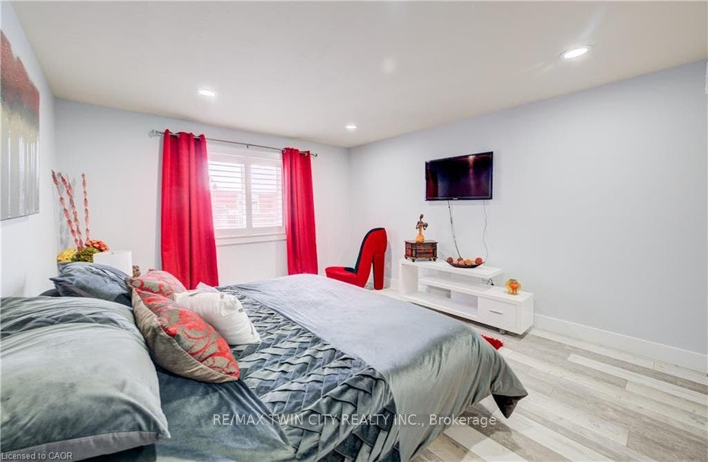 10 ISHERWOOD Avenue, #18, Cambridge, Waterloo ON N1R 8L5 10 ISHERWOOD Avenue, #18, Cambridge, Waterloo ON N1R 8L5