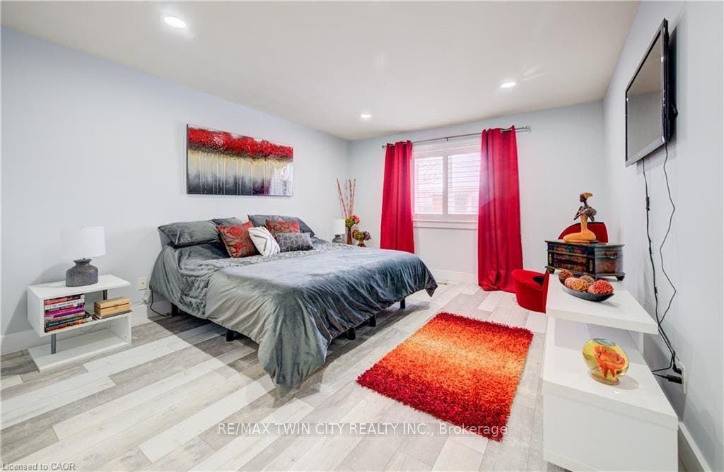 10 ISHERWOOD Avenue, #18, Cambridge, Waterloo ON N1R 8L5 10 ISHERWOOD Avenue, #18, Cambridge, Waterloo ON N1R 8L5