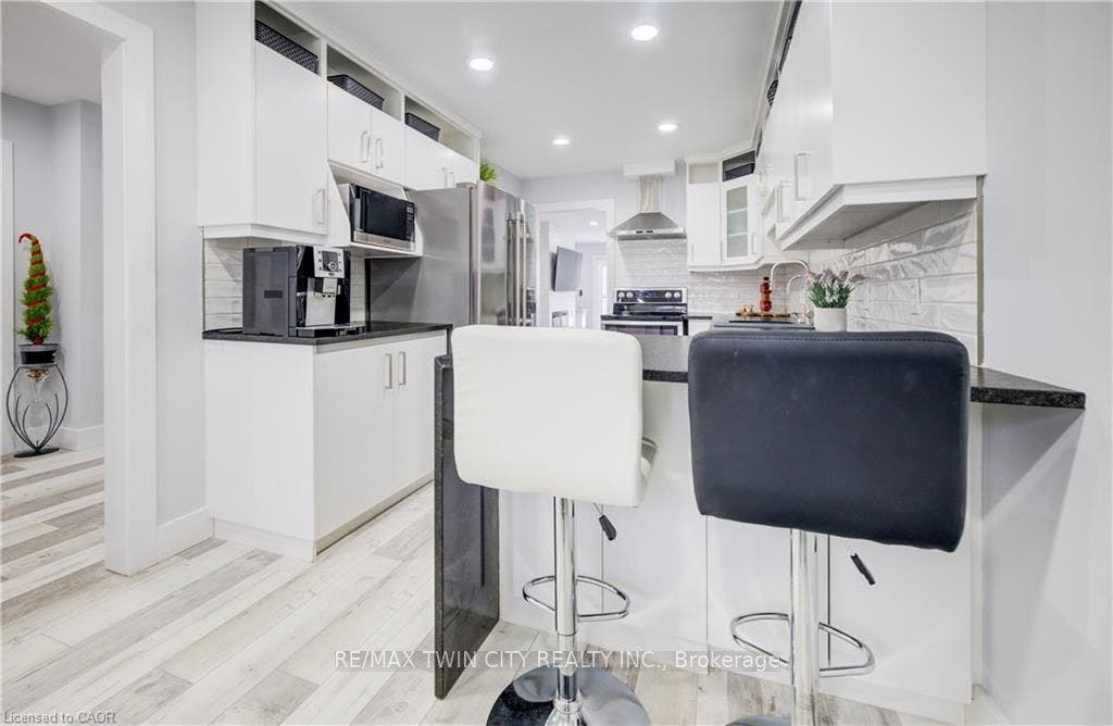 10 ISHERWOOD Avenue, #18, Cambridge, Waterloo ON N1R 8L5 10 ISHERWOOD Avenue, #18, Cambridge, Waterloo ON N1R 8L5