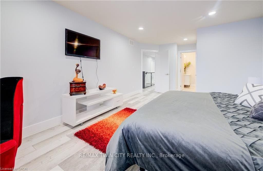 10 ISHERWOOD Avenue, #18, Cambridge, Waterloo ON N1R 8L5 10 ISHERWOOD Avenue, #18, Cambridge, Waterloo ON N1R 8L5