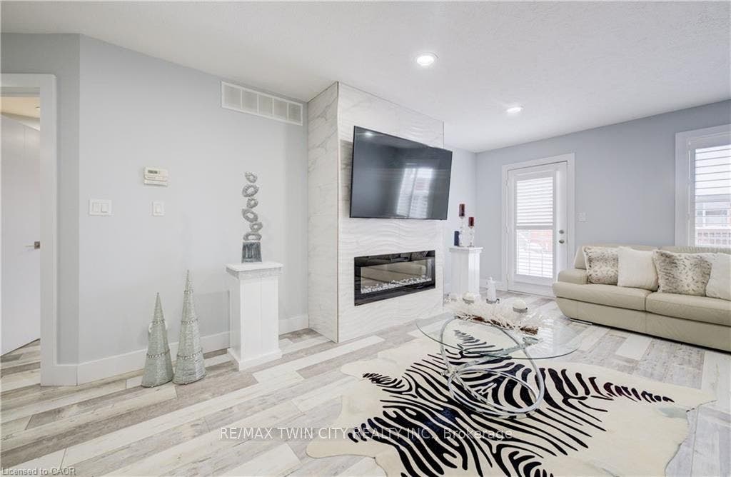 10 ISHERWOOD Avenue, #18, Cambridge, Waterloo ON N1R 8L5 10 ISHERWOOD Avenue, #18, Cambridge, Waterloo ON N1R 8L5