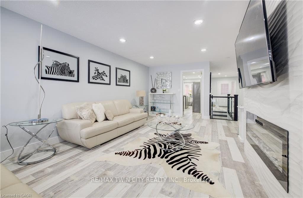 10 ISHERWOOD Avenue, #18, Cambridge, Waterloo ON N1R 8L5 10 ISHERWOOD Avenue, #18, Cambridge, Waterloo ON N1R 8L5