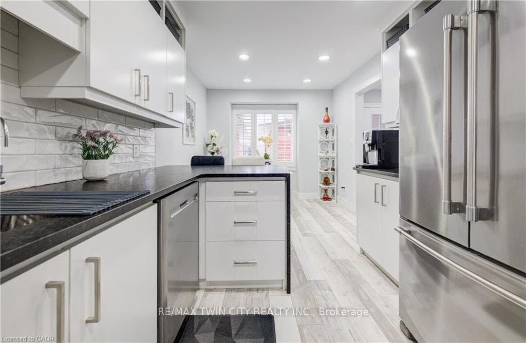10 ISHERWOOD Avenue, #18, Cambridge, Waterloo ON N1R 8L5 10 ISHERWOOD Avenue, #18, Cambridge, Waterloo ON N1R 8L5