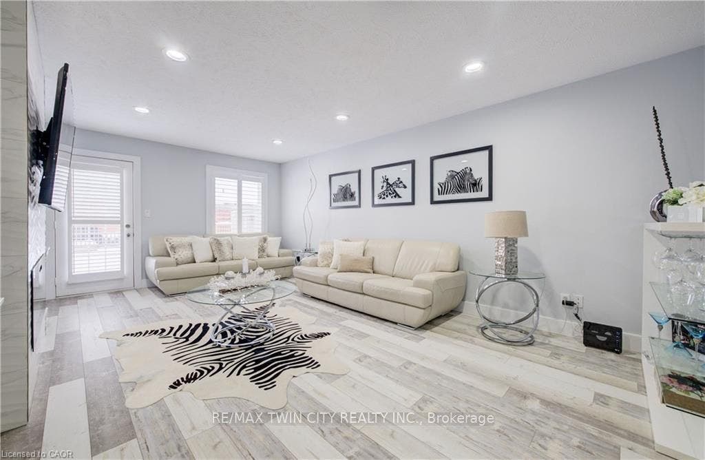 10 ISHERWOOD Avenue, #18, Cambridge, Waterloo ON N1R 8L5 10 ISHERWOOD Avenue, #18, Cambridge, Waterloo ON N1R 8L5