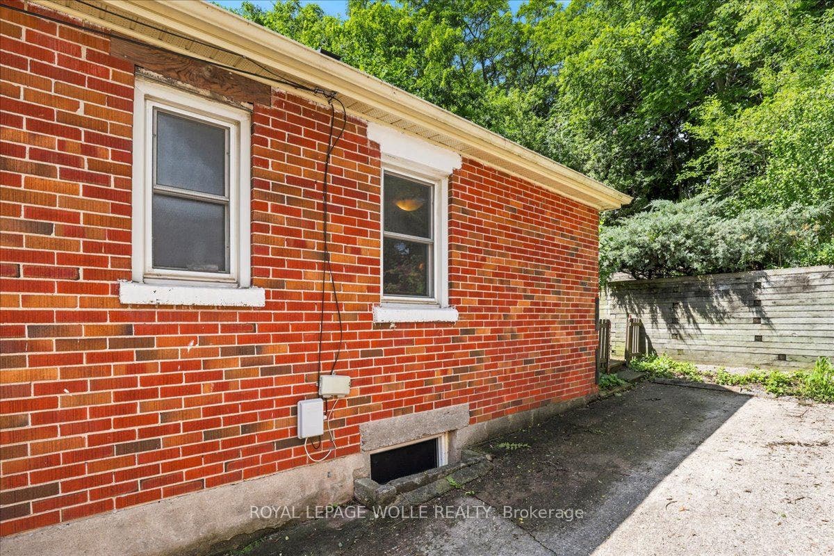 22 Ramore Street, Cambridge, Waterloo ON N1S 2P8 22 Ramore Street, Cambridge, Waterloo ON N1S 2P8