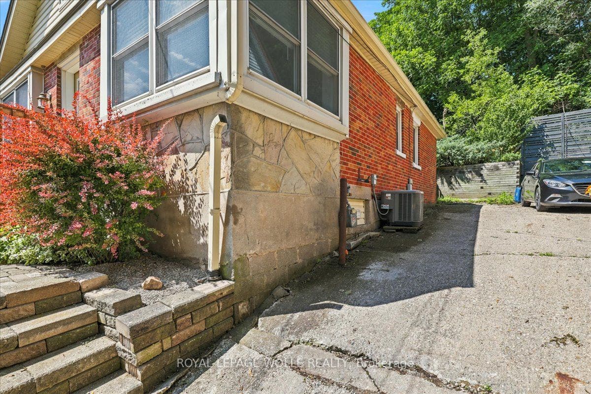 22 Ramore Street, Cambridge, Waterloo ON N1S 2P8 22 Ramore Street, Cambridge, Waterloo ON N1S 2P8