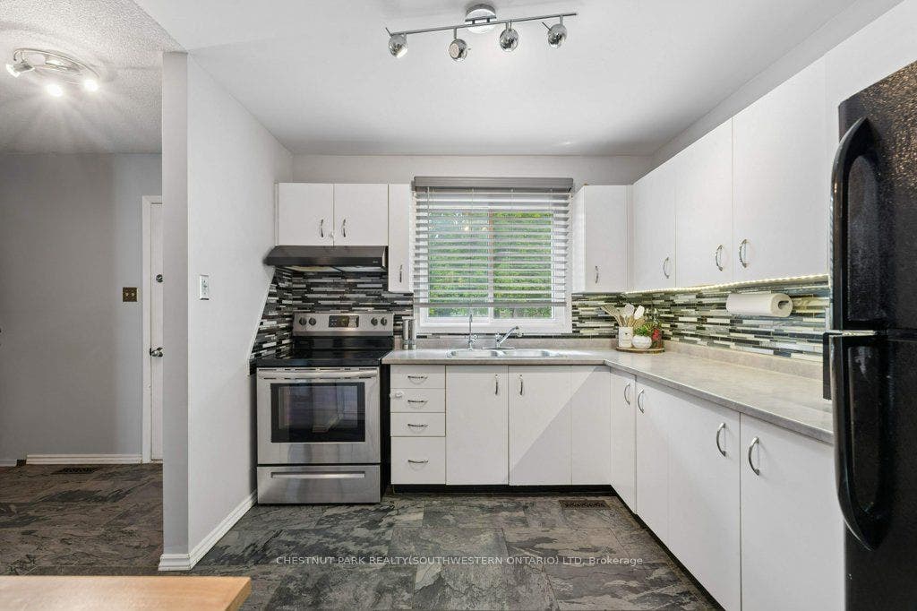 255 Northlake Drive, #4, Waterloo, Waterloo ON N2V 1Z2 255 Northlake Drive, #4, Waterloo, Waterloo ON N2V 1Z2