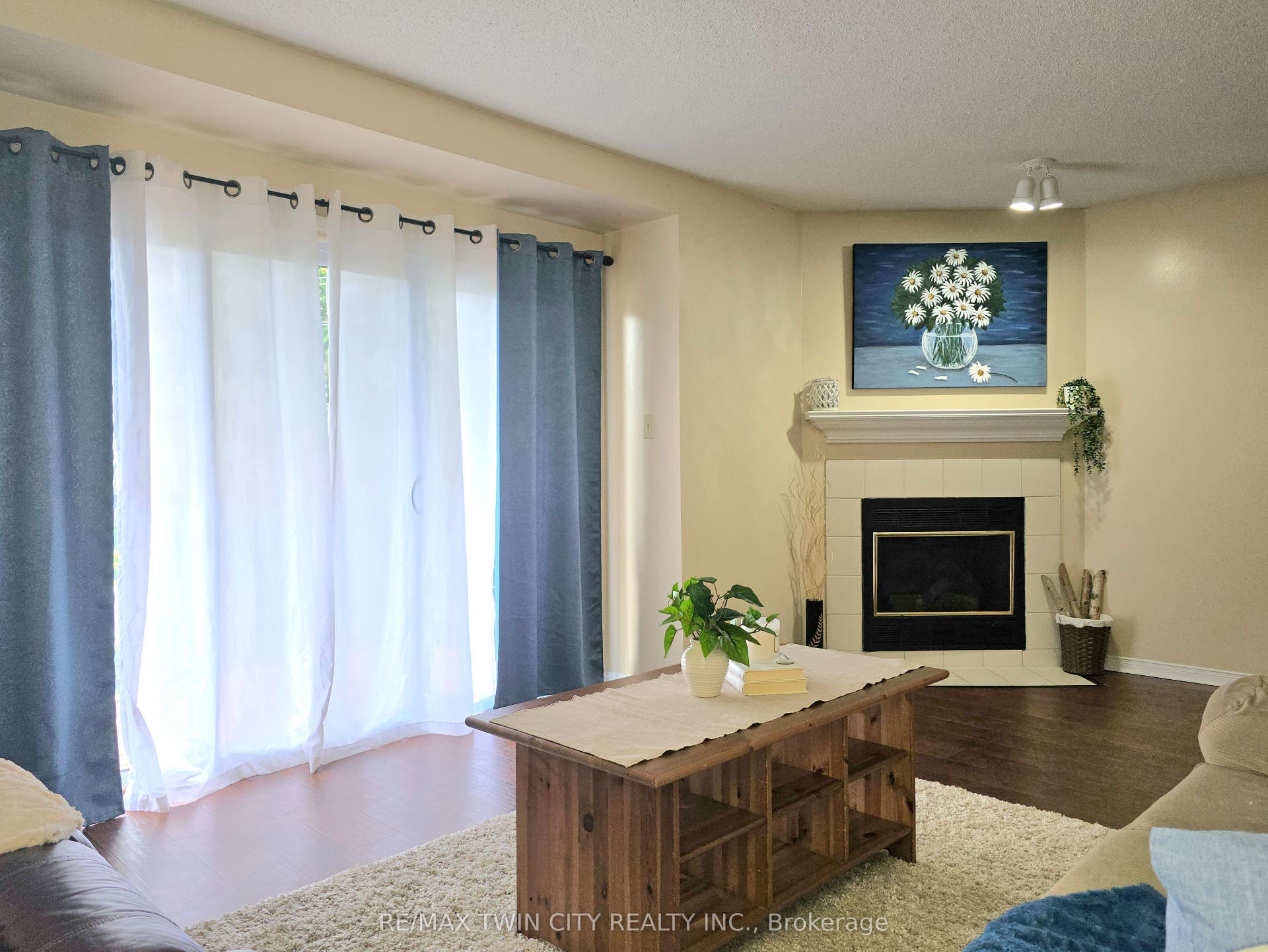 250 Keats Way, #6, Waterloo, Waterloo ON N2L 6J5 250 Keats Way, #6, Waterloo, Waterloo ON N2L 6J5