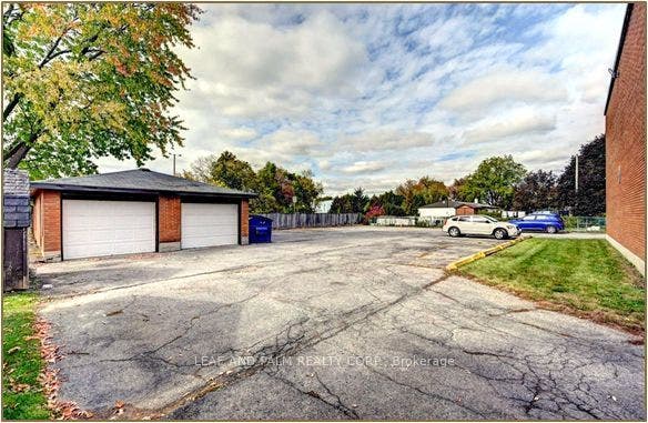 333 Garden Street, Cambridge, Waterloo ON N3H 4C8 Parking & Garages