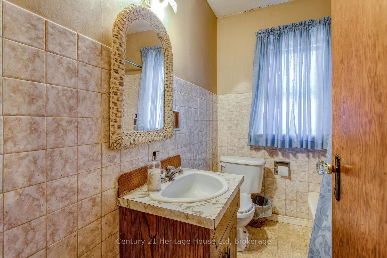 91 Merion Street, Guelph, Wellington ON N1H 2M1 Bathroom - 4 piece and window