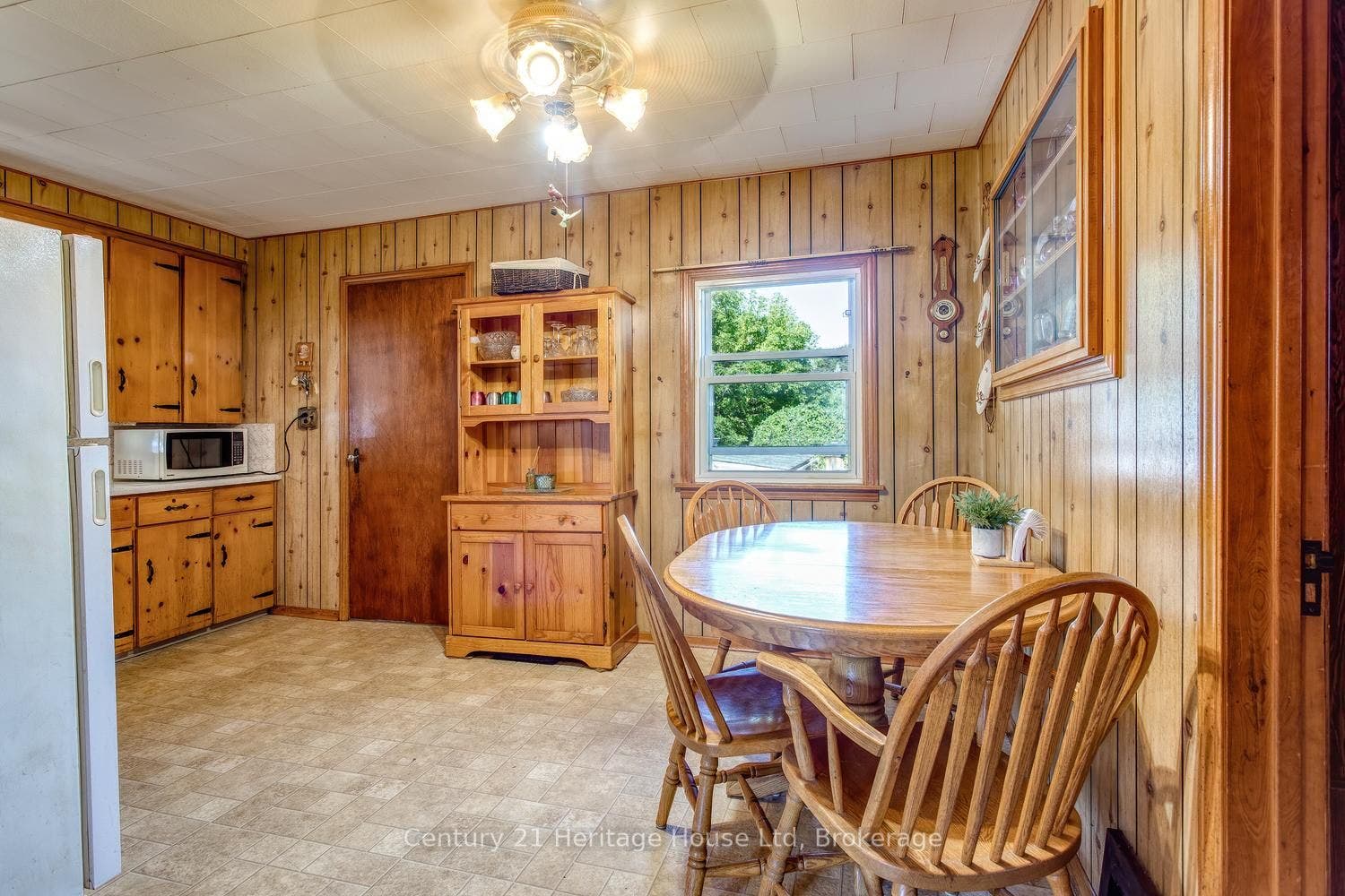 91 Merion Street, Guelph, Wellington ON N1H 2M1 Kitchen, eat in area and window to the back yard