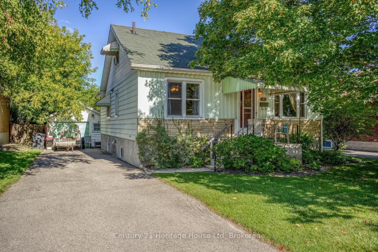 91 Merion Street, Guelph, Wellington ON N1H 2M1 Front of the house and driveway