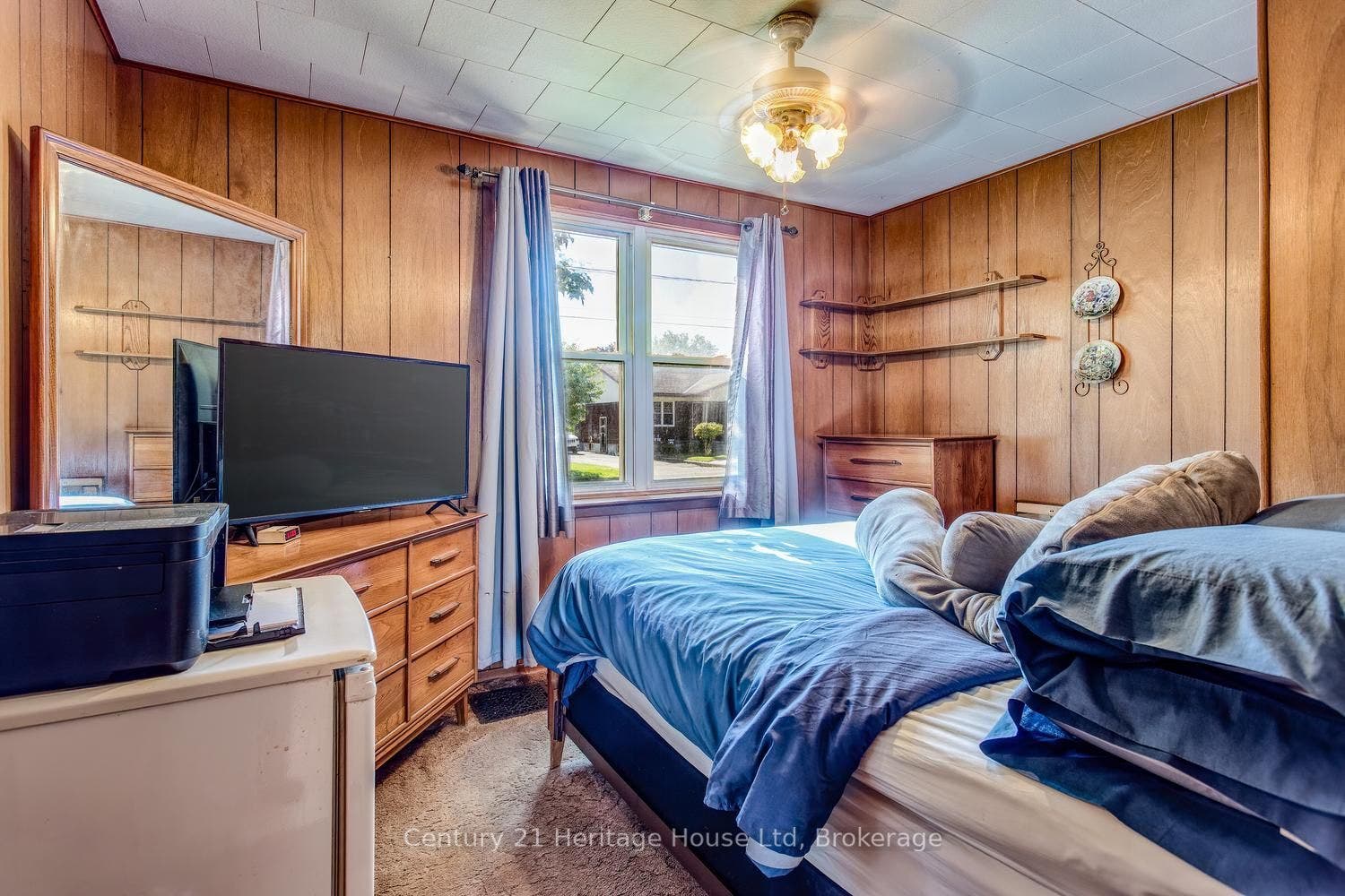 91 Merion Street, Guelph, Wellington ON N1H 2M1 Main floor primary bedroom with large window