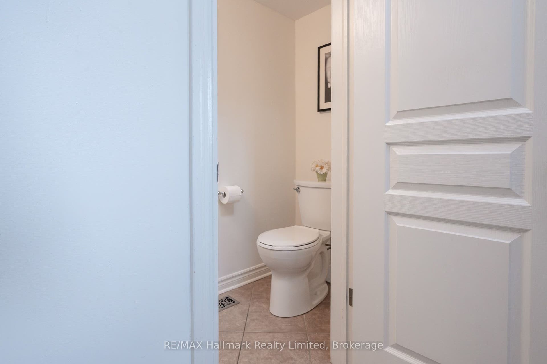 27 Wilkie Crescent, Guelph, Wellington ON N1L 0B1 2 piece on the main