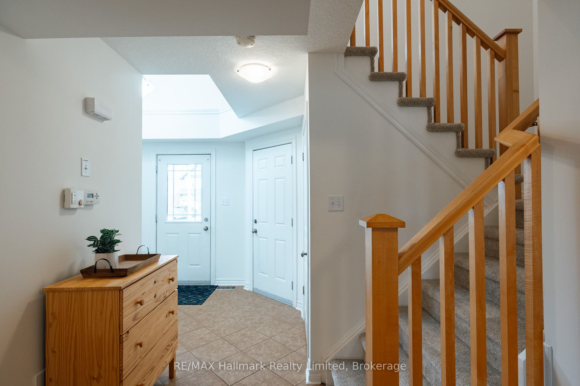 27 Wilkie Crescent, Guelph, Wellington ON N1L 0B1 spacious and bright foyer