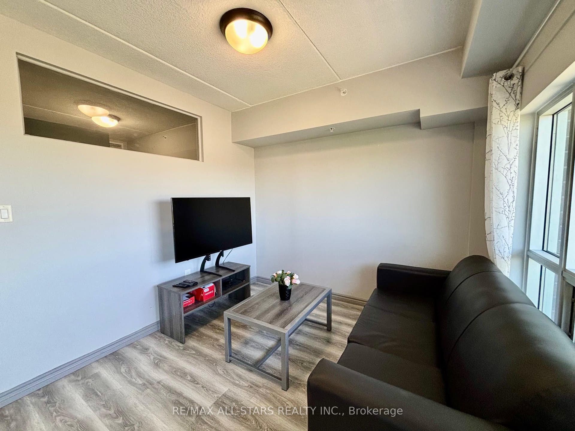 275 Larch Street, #507, Waterloo, Waterloo ON N2L 3R2 275 Larch Street, #507, Waterloo, Waterloo ON N2L 3R2