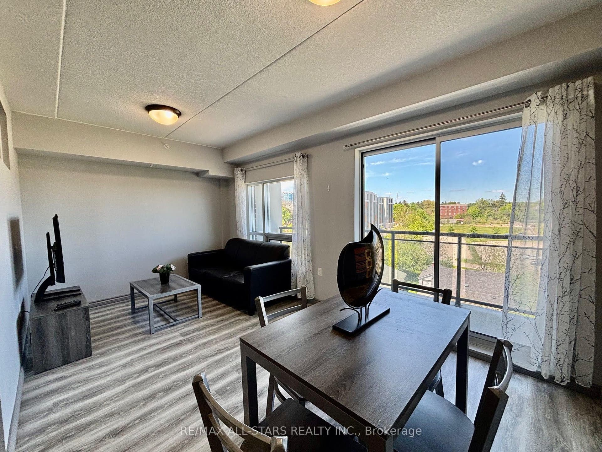 275 Larch Street, #507, Waterloo, Waterloo ON N2L 3R2 275 Larch Street, #507, Waterloo, Waterloo ON N2L 3R2
