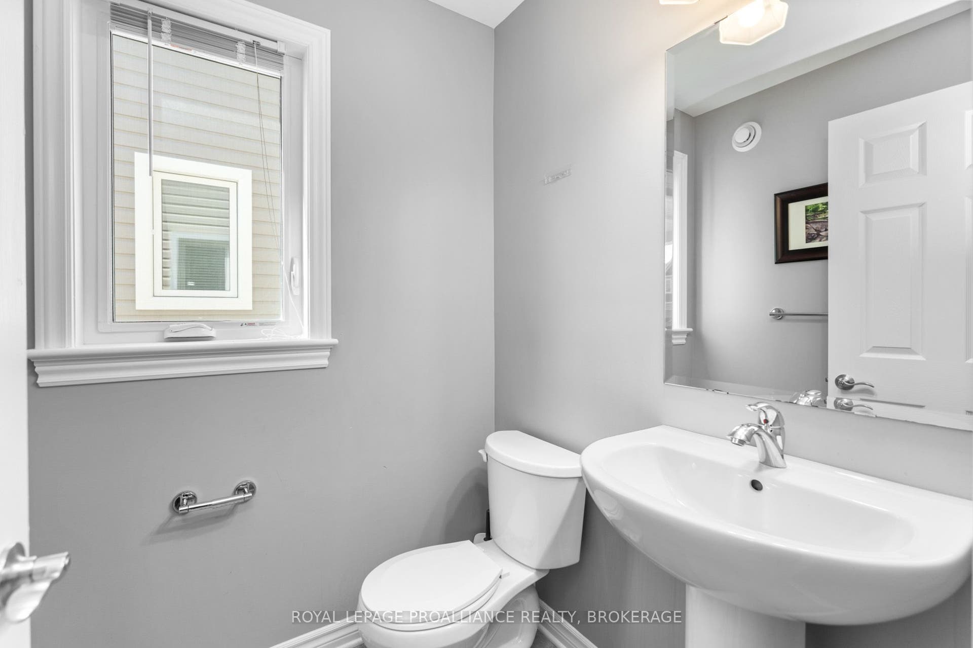 1374 Monarch Drive, Kingston, Frontenac ON K7P 0S2 Main Floor 2 Piece Powder Room.