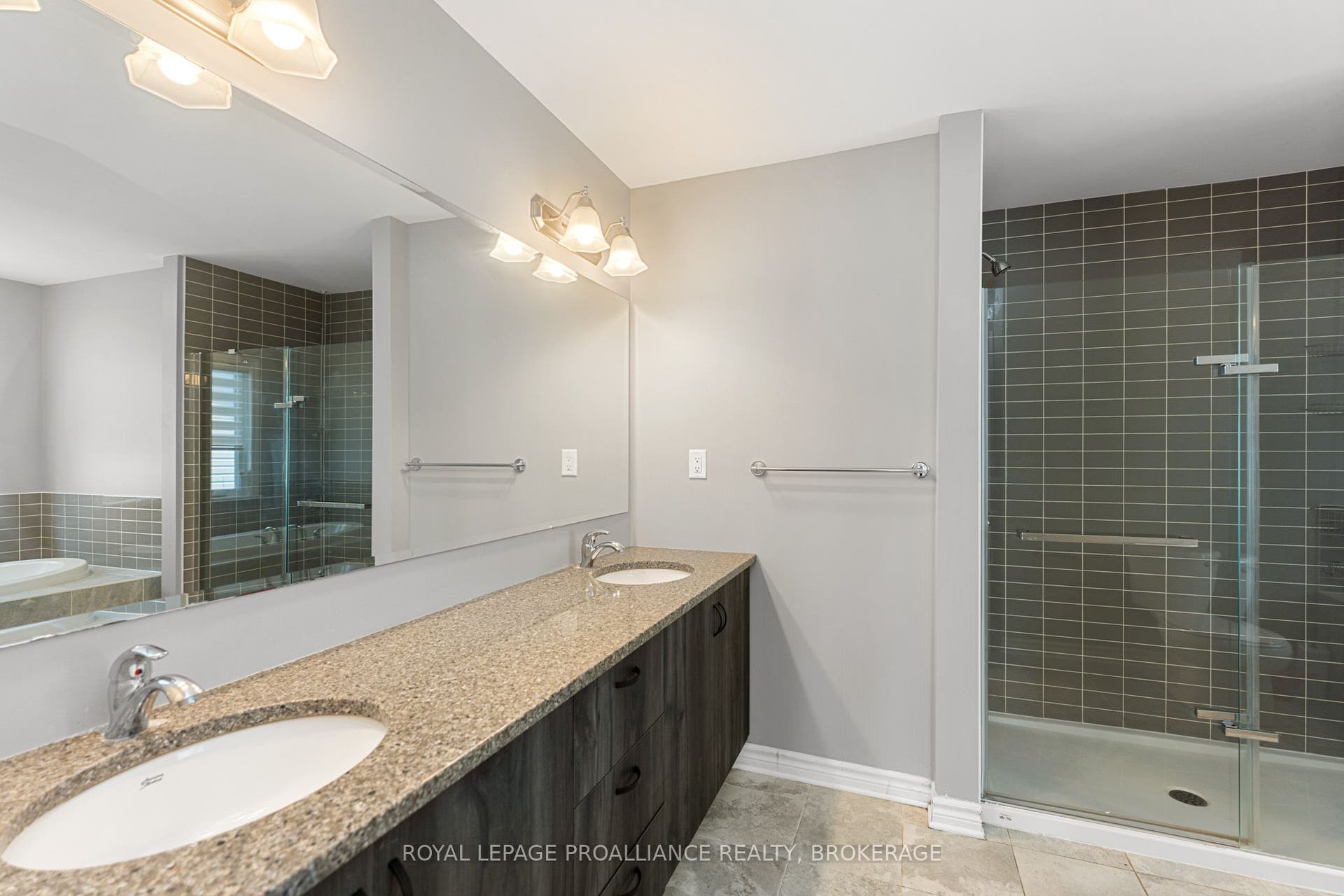 1374 Monarch Drive, Kingston, Frontenac ON K7P 0S2 5 Piece Primary Ensuite Bathroom.