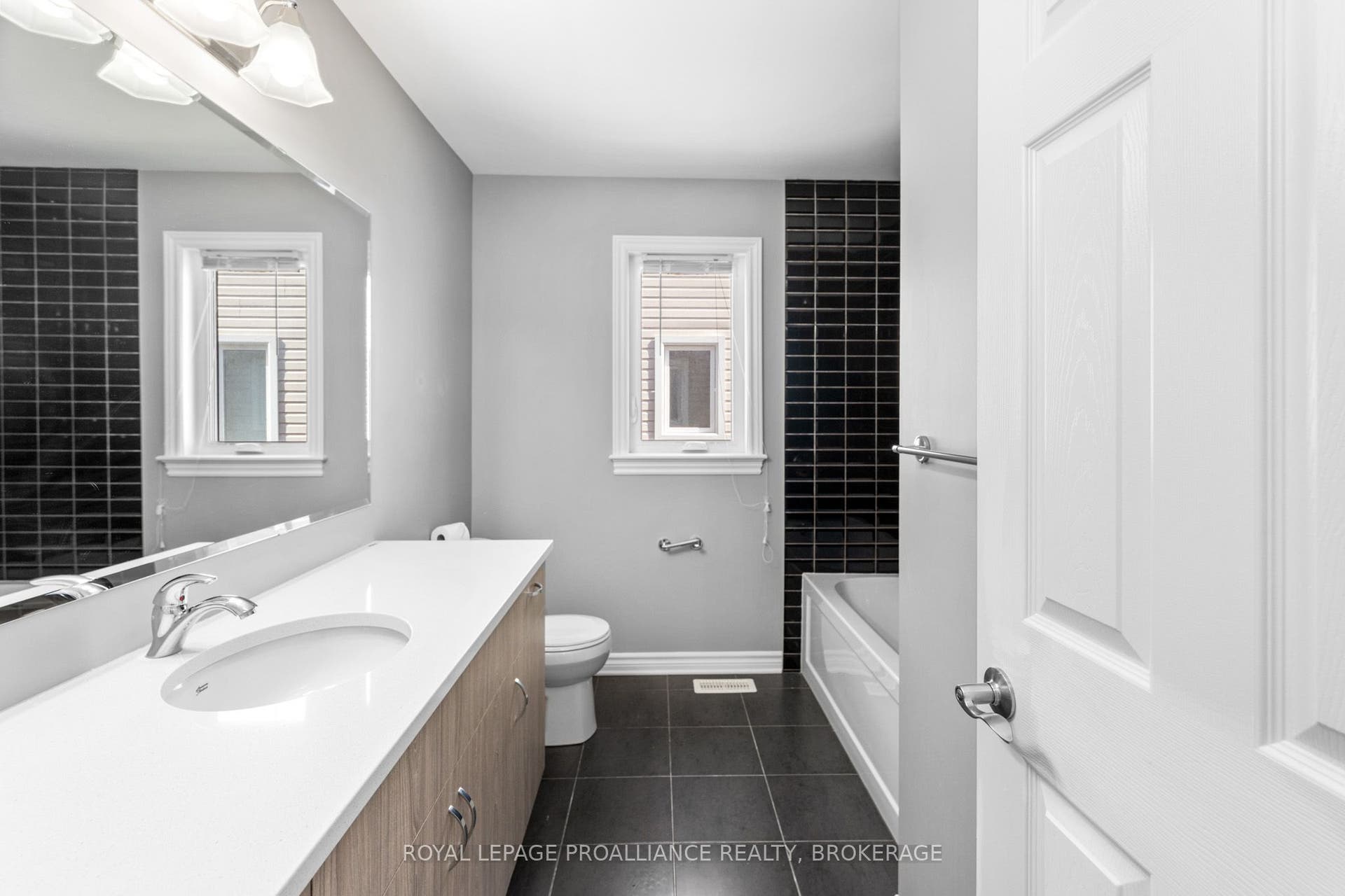 1374 Monarch Drive, Kingston, Frontenac ON K7P 0S2 4 Piece Guest Bathroom.