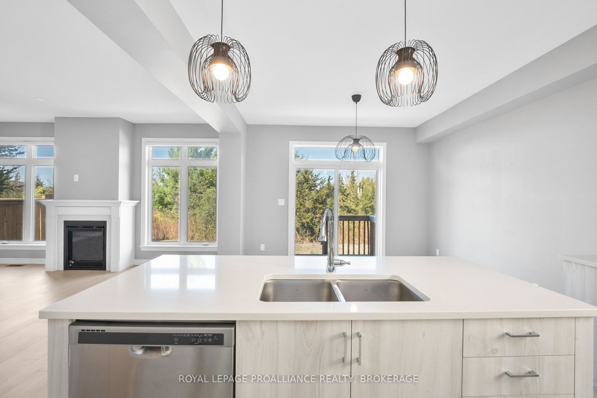 1374 Monarch Drive, Kingston, Frontenac ON K7P 0S2 Open Concept Living with Natural Gas Fireplace.