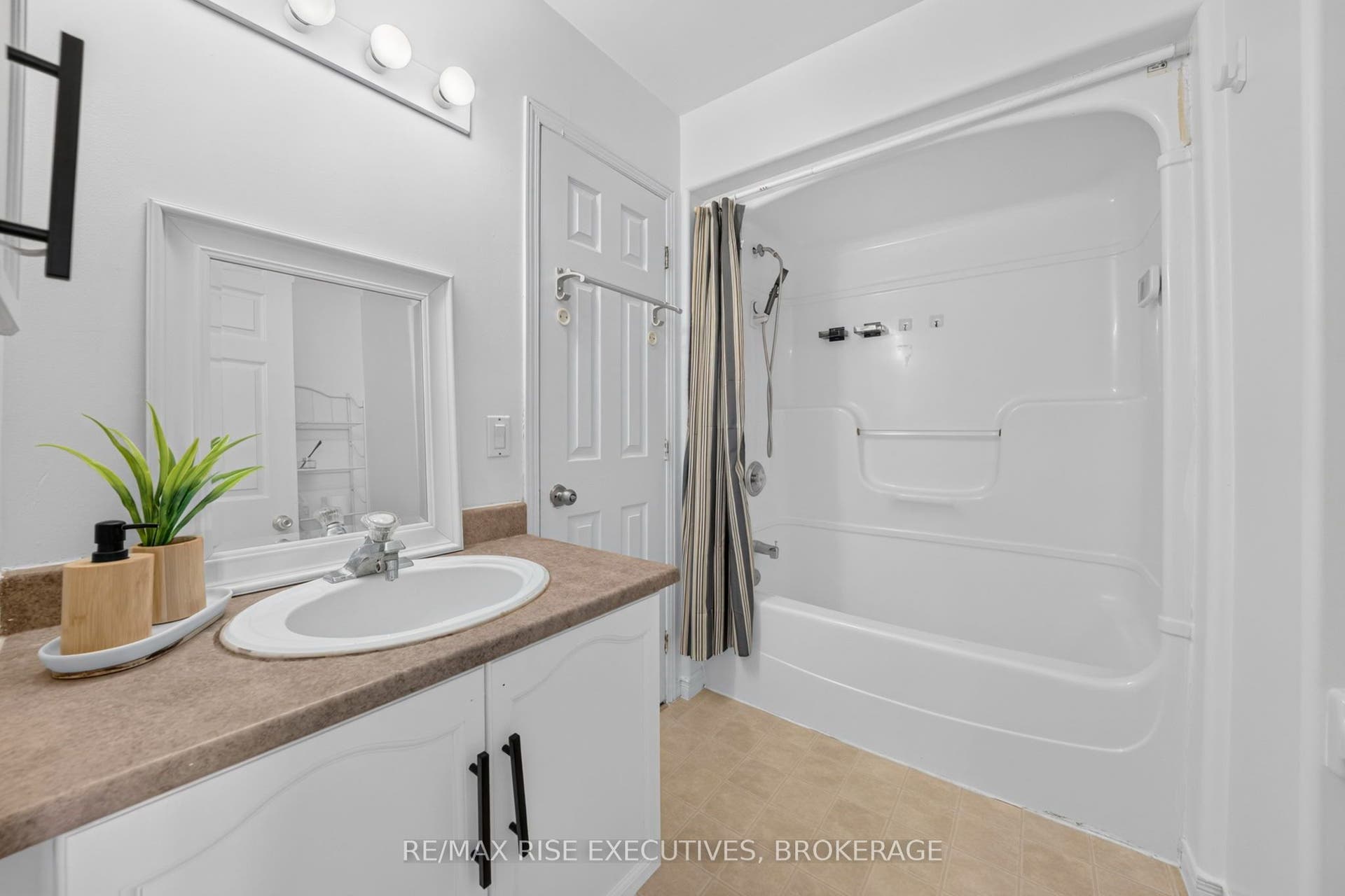 254 Ellesmeer Avenue, Kingston, Frontenac ON K7P 3C6