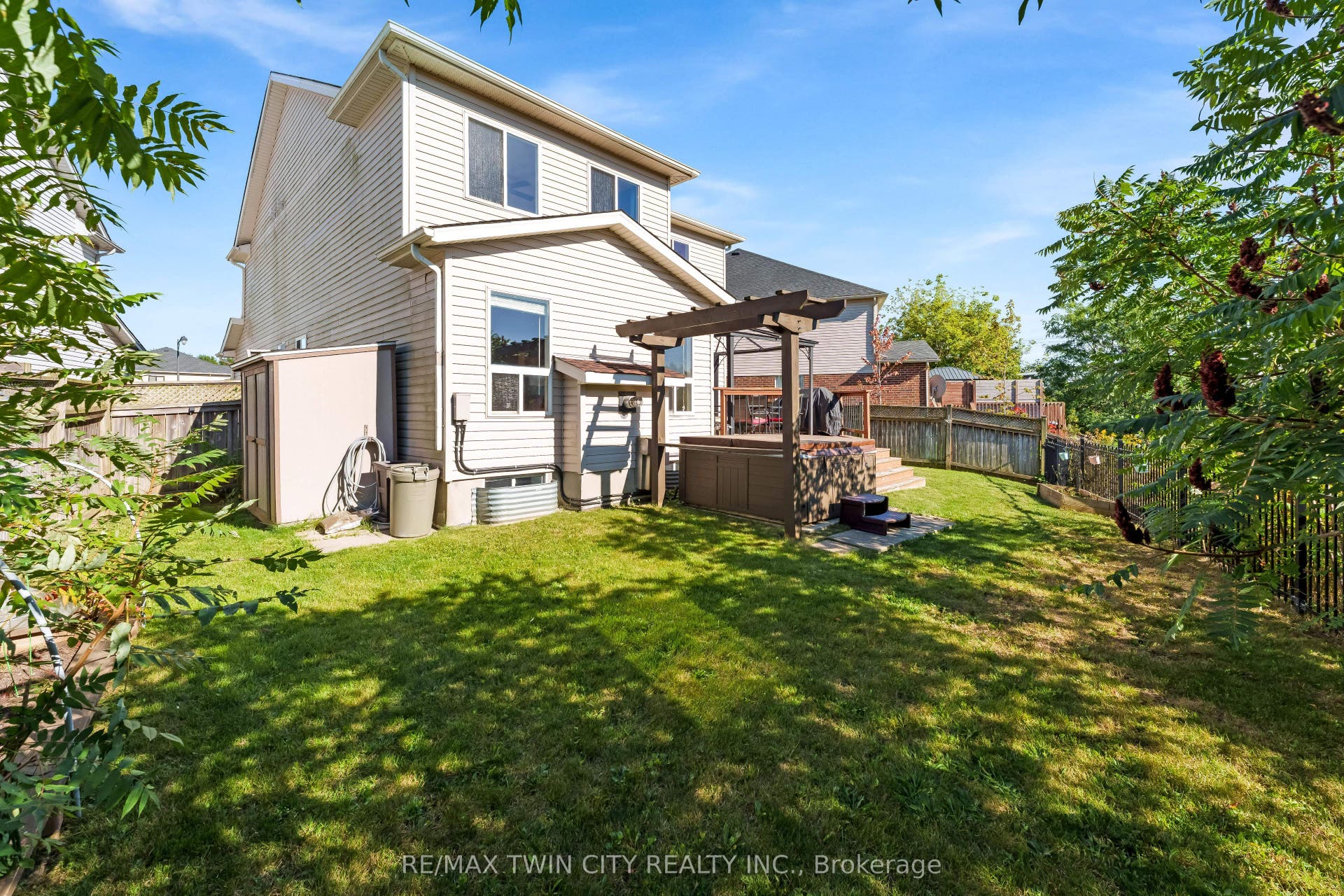 320 Brandenburg Place, Waterloo, Waterloo ON N2T 2Z1 320 Brandenburg Place, Waterloo, Waterloo ON N2T 2Z1
