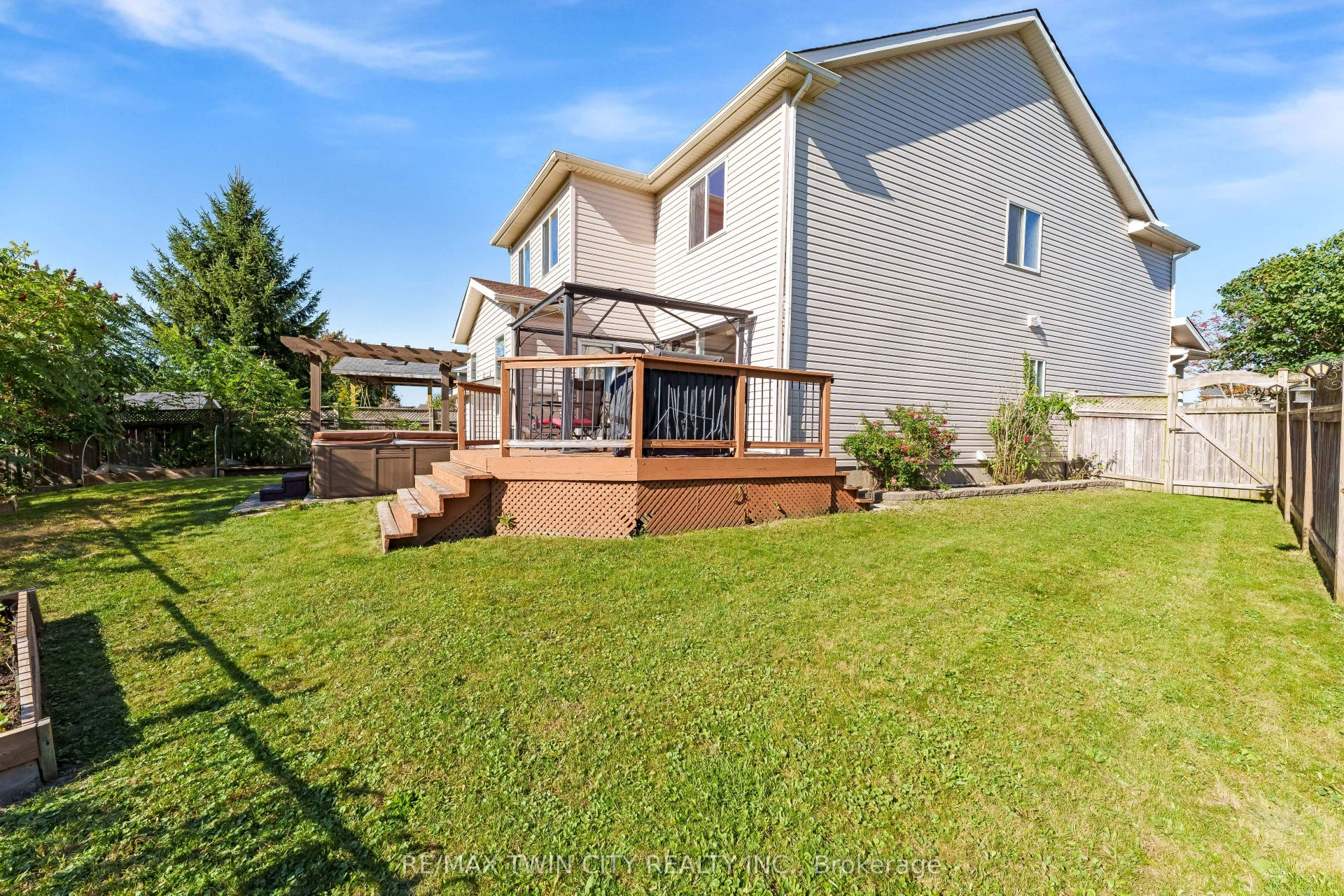 320 Brandenburg Place, Waterloo, Waterloo ON N2T 2Z1 320 Brandenburg Place, Waterloo, Waterloo ON N2T 2Z1