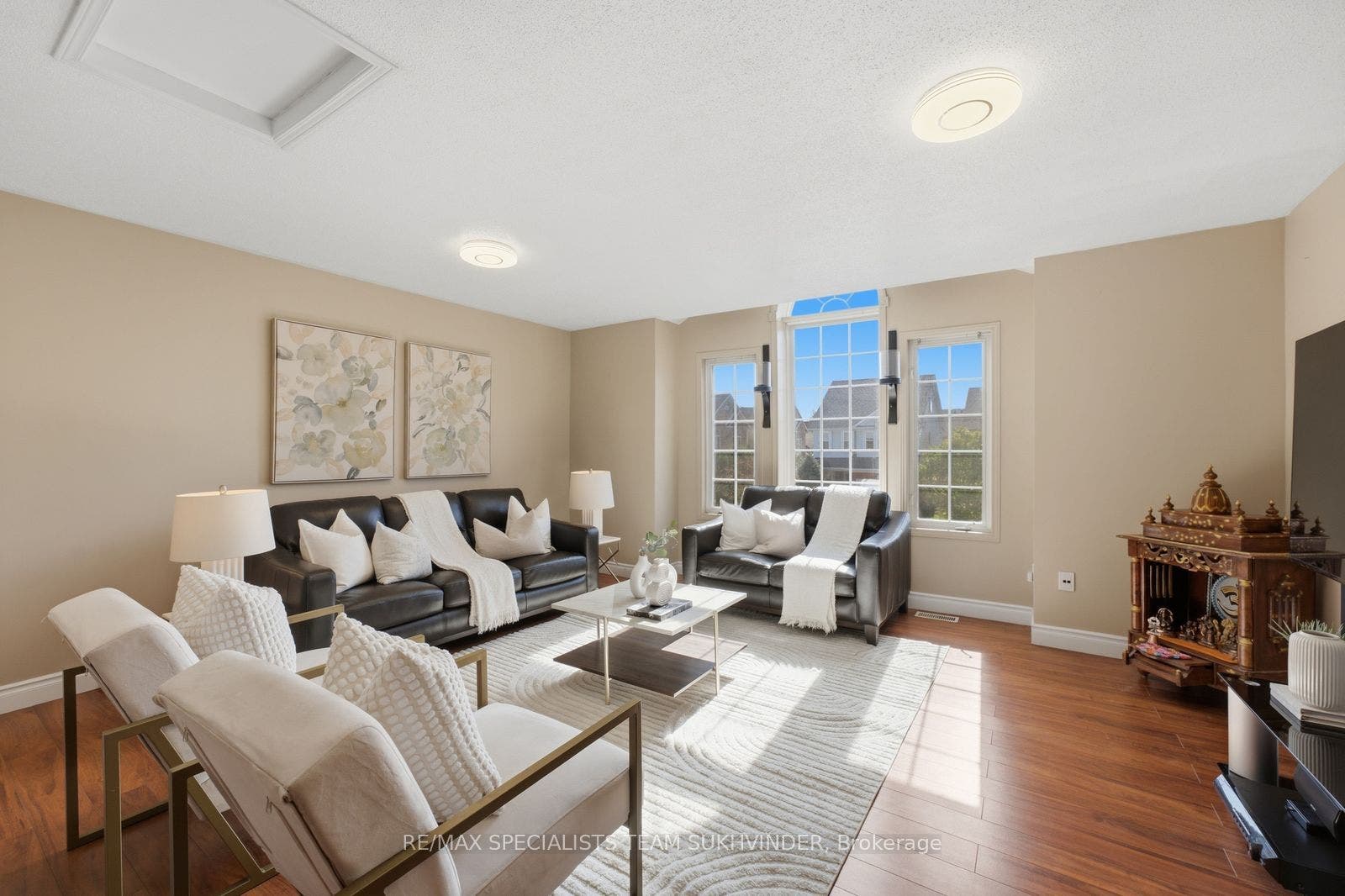 44 SINCLAIR Street, Guelph, Wellington ON N1L 1R8 Bright & Spacious Family Room