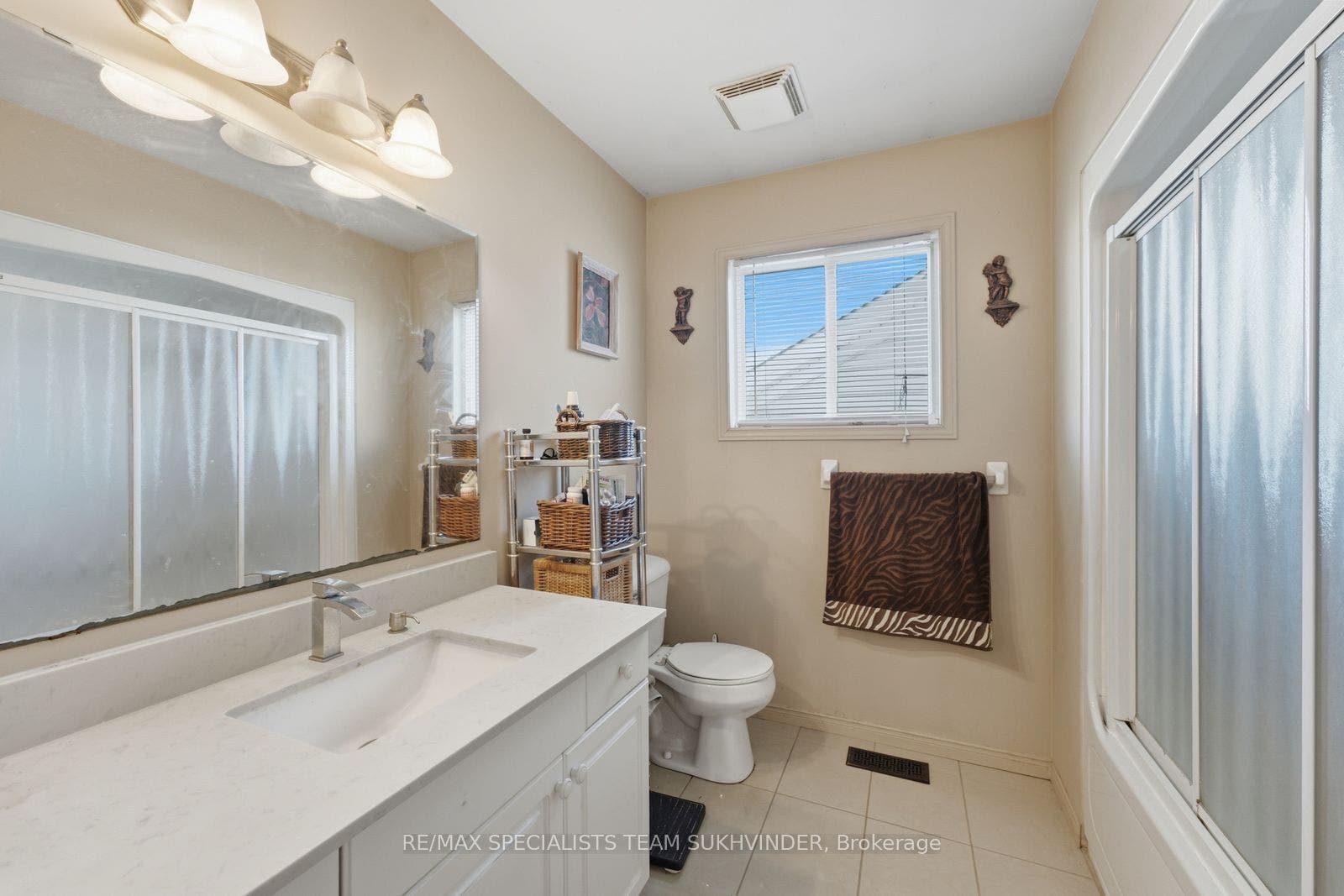44 SINCLAIR Street, Guelph, Wellington ON N1L 1R8 Upper Level Shared 3-Piece Washroom