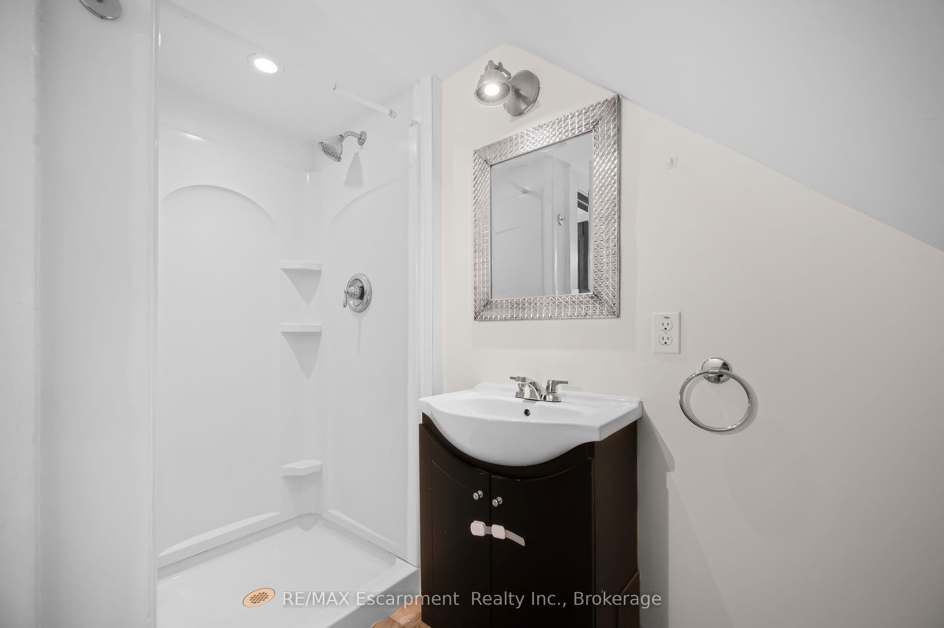 458 Woolwich Street, Guelph, Wellington ON N1H 3X5 458 Woolwich Street, Guelph, Wellington ON N1H 3X5