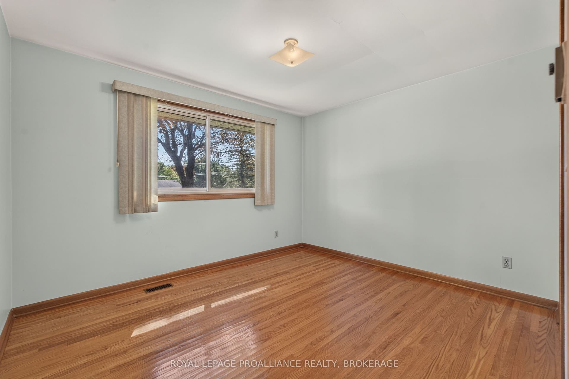 9 Dianna Street, Kingston, Frontenac ON K7L 4V1