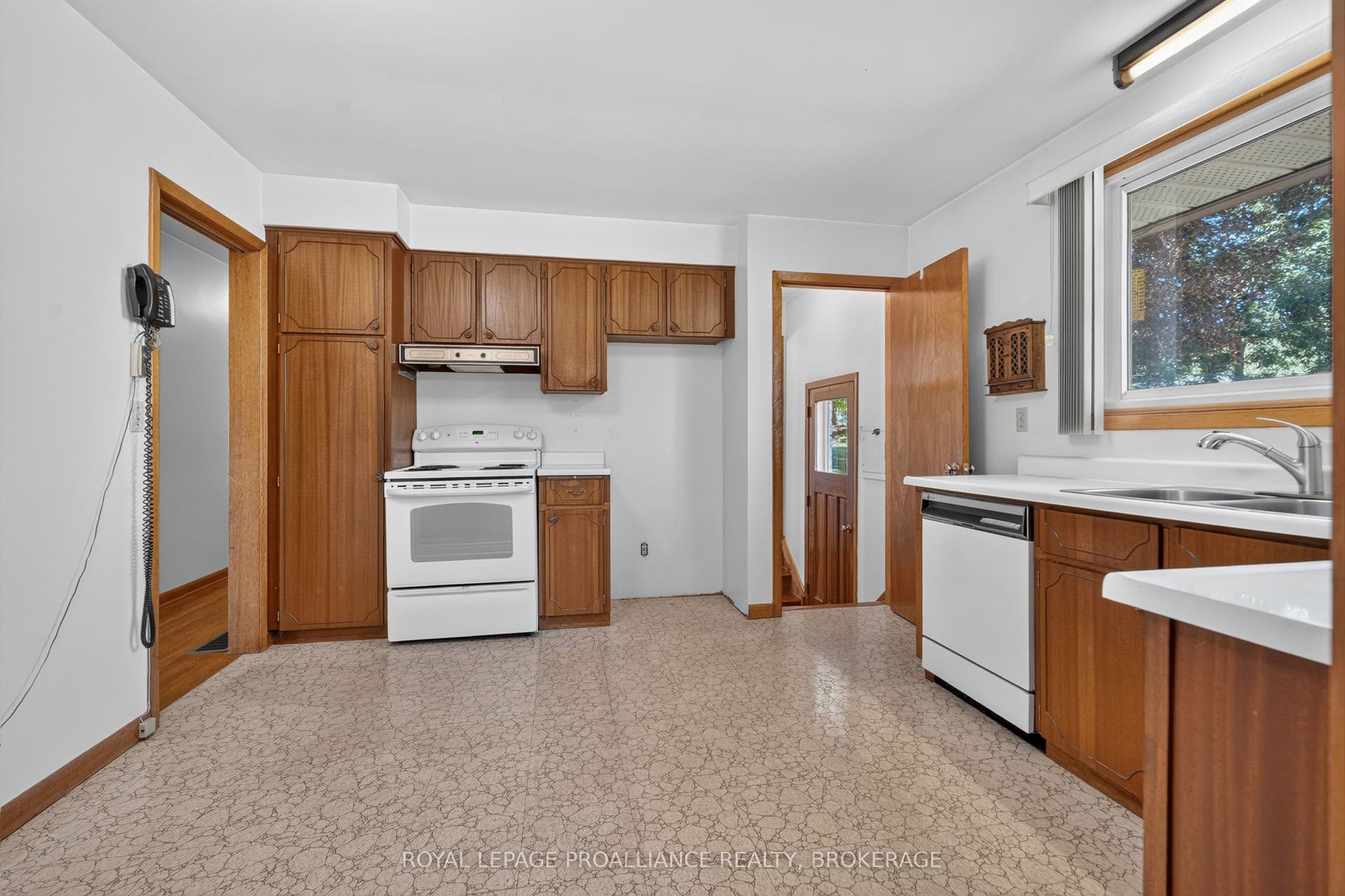 9 Dianna Street, Kingston, Frontenac ON K7L 4V1