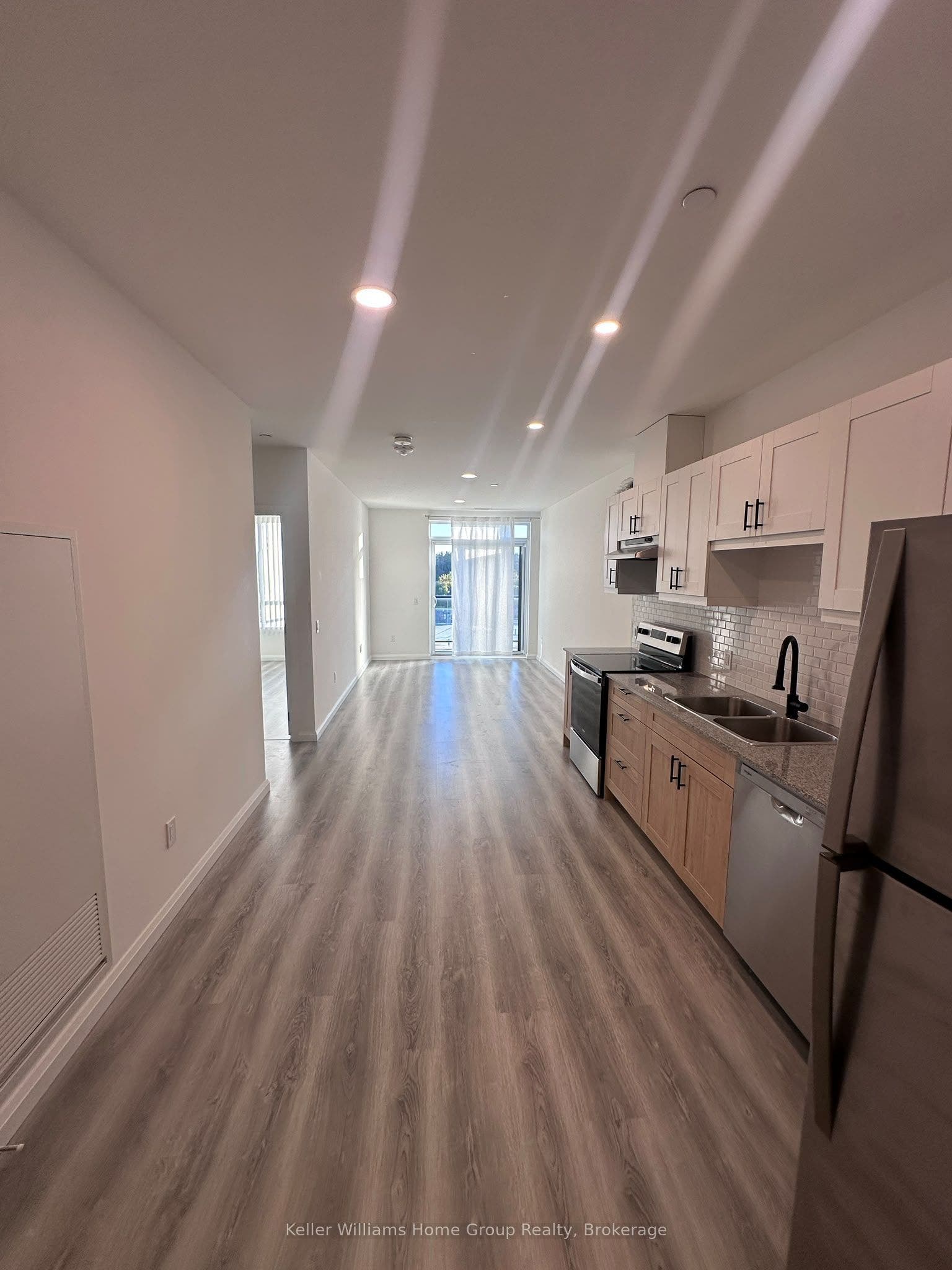 191 Elmira Road S, #PH10, Guelph, Wellington ON N1K 0E5 living room/kitchen