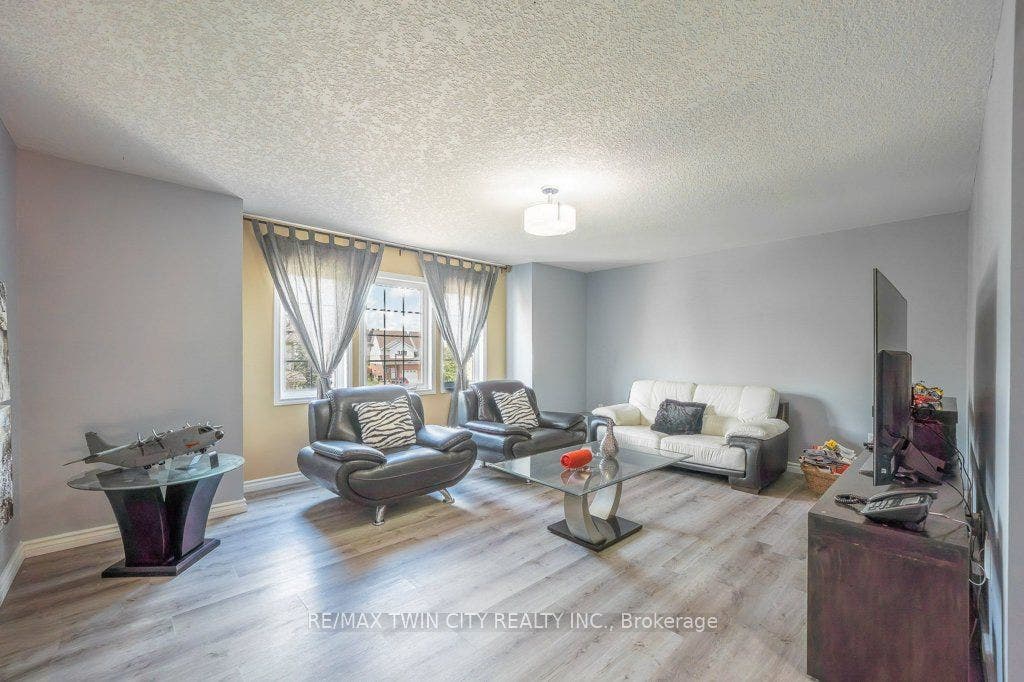 110 Activa Avenue, #E33, Kitchener, Waterloo ON N2E 4K4 110 Activa Avenue, #E33, Kitchener, Waterloo ON N2E 4K4