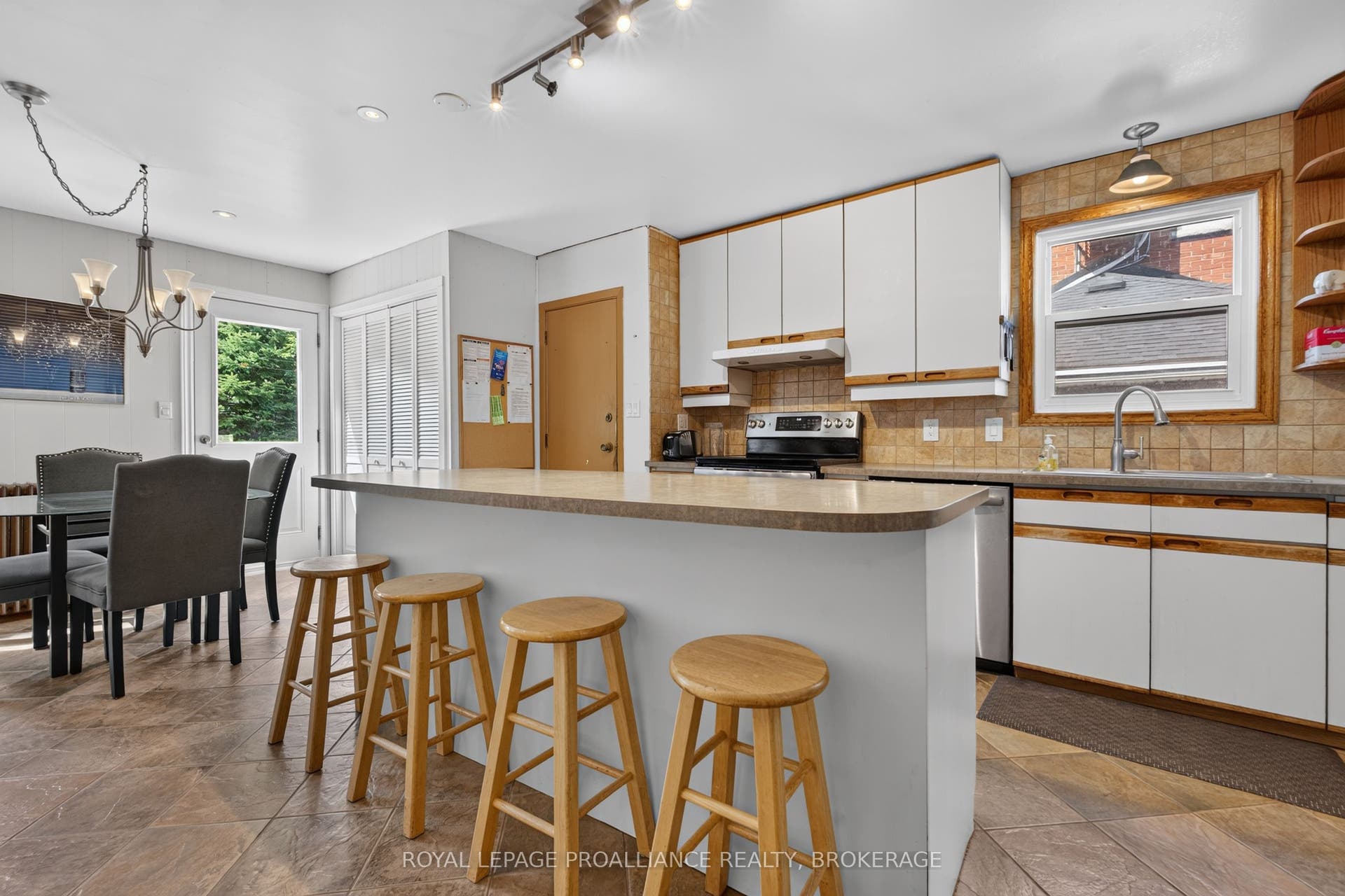 130 MACDONNELL Street, Kingston, Frontenac ON K7L 4B8