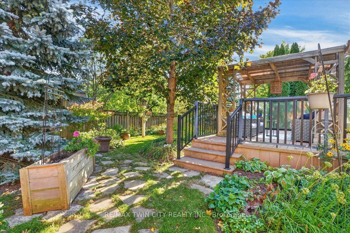 147 Reiber Court, Waterloo, Waterloo ON N2L 6N2 147 Reiber Court, Waterloo, Waterloo ON N2L 6N2