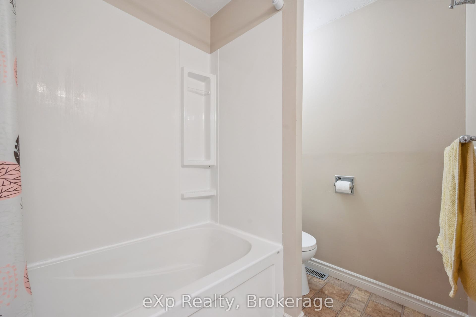 40 Silvercreek Parkway N, #44, Guelph, Wellington ON N1H 7X5 Soaker tub :)